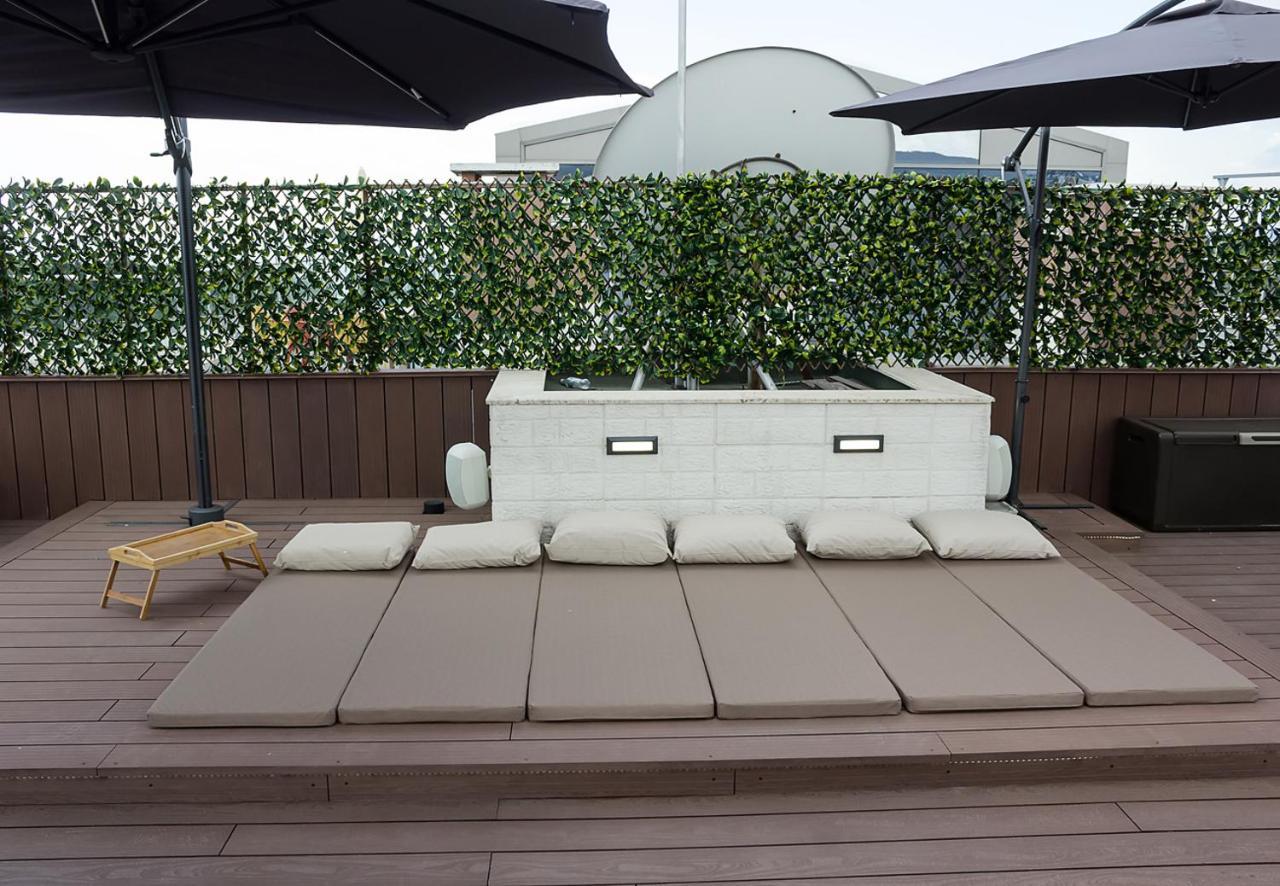Apartmán Under The Stars - Lux Penthouse With Pool And Terrace By Flat Mаnager Saints Constantine and Helena Exteriér fotografie